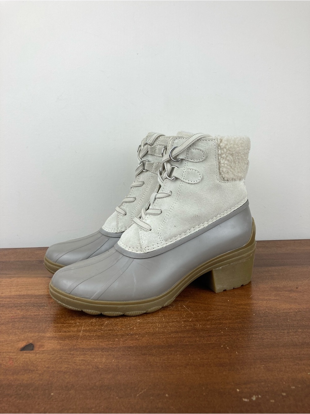 Sperry Duck Boots Heeled Cream Suede Gray Rubber Lace Up STS87719 Women’s 9.